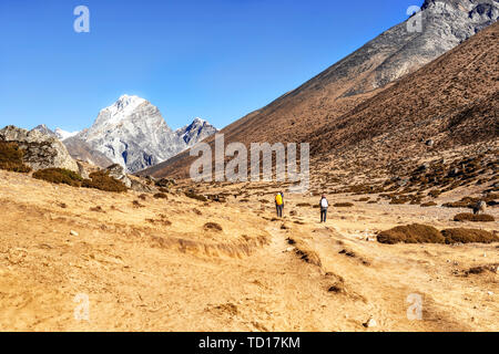 Visualizza la panoramica valle e la montagna himalayana picchi sul Campo Base Everest trek tra Tengboche e Lobuche, Nepal. Foto Stock