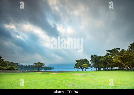 Regione Dambule, regione centrale, Sri Lanka. Sul modo di soggiornare in un hotel da un lago, l'aria fresca del mattino. Foto Stock