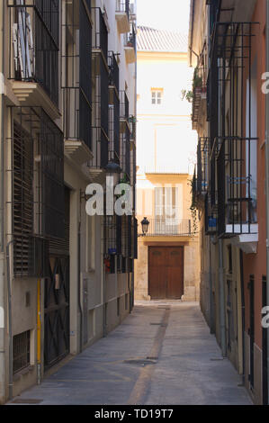 Una immagine di una antica e la strada stretta della città di Valencia in Spagna Foto Stock