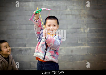Ragazzo giocattolo di tiro arco e frecce Foto Stock