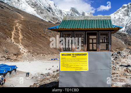 Segno di benvenuto all'entrata di Gorakshep insediamento sherpa appena prima del Campo Base Everest, Nepal. Foto Stock