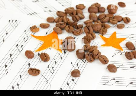 Stelle decorativo dal secco a buccia d'arancia con chicchi di caffè sulle note musicali Foto Stock