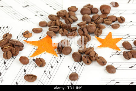 Stelle decorativo dal secco a buccia d'arancia con chicchi di caffè sulle note musicali Foto Stock