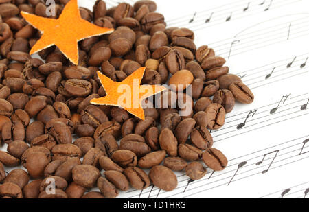 Stelle decorativo dal secco a buccia d'arancia con chicchi di caffè sulle note musicali Foto Stock