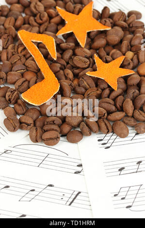Stelle decorativo dal secco a buccia d'arancia con chicchi di caffè sulle note musicali Foto Stock