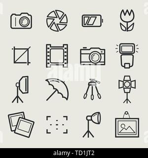 Le icone delle foto. Set di 16 simboli per un tema fotografico. Vettore Collezione di delineare gli elementi isolati su sfondo bianco. Illustrazione Vettoriale