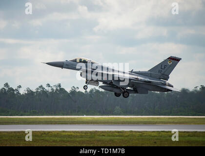 Una repubblica di Singapore Air force F-16 Fighting Falcon fighter aircraft assegnato alla 425th Fighter Squadron, Luke Air Force Base in Arizona, prende parte in combattimento Archer 10 giugno 2019, sull'flightline a Tyndall Air Force Base in Florida. Combattere la Archer, noto anche come sistemi di armi a un programma di valutazione, è il dipartimento della difesa la più grande aria-aria live-fire esercizio di valutazione. (U.S. Air Force foto di Airman 1. Classe depositario A. Darbasie) Foto Stock