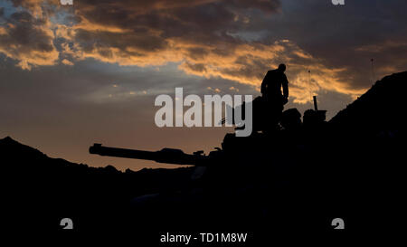 Un M1A2 Abrams battaglia principale serbatoio dall'esercito di Oregon Guardia Nazionale il 3° Battaglione, 116reggimento di cavalleria, 116Brigata di cavalleria contro Team fornisce la sicurezza per le unità tactical operations center durante un Centro Nazionale di Allenamento rotazione su Fort Irwin, California, 5 giugno 2019. M1A2 è una terza generazione di battaglia principale serbatoio. (U.S. Air National Guard foto di Master Sgt. Joshua C. Allmaras) Foto Stock