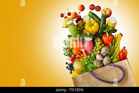 Drogheria riutilizzabili sacchetto riempito con cibo sano e smoothie compresi diversi assortiti frutta e verdura colorata Foto Stock