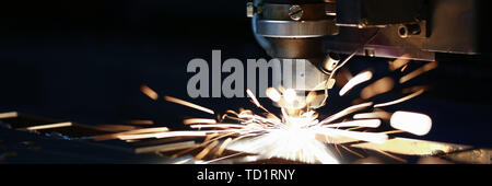 Le scintille volano fuori di testa della macchina per la lavorazione dei metalli Foto Stock