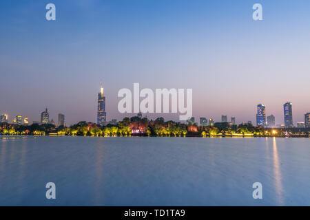 Vista notturna della città sul lago Foto Stock