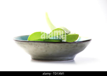 l'aloe vera si allena in una piccola ciotola su sfondo bianco Foto Stock