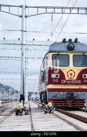 I lavoratori del settore ferroviario a mantenere alta la velocità di binari di Kunming, a sud-ovest della Cina di provincia di Yunnan, 28 Settembre 2018 Foto Stock