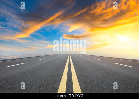 Empty highway road e moderno skyline della città di Shanghai, Cina Foto Stock