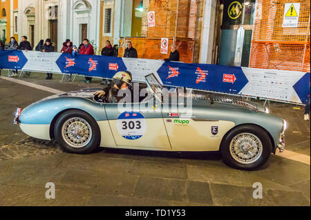 1955 Austin-Healey 100/4 auto sportiva, Mille Miglia classic car rally, Piazza del Popolo, Ravenna, Emilia Romagna, Italia Foto Stock