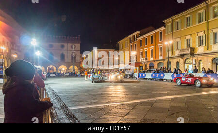 Austin-Healey 100/4, Jaguar XK140 e Osca MT4 1100, Mille Miglia classic car rally, Piazza del Popolo, Ravenna, Emilia Romagna, Italia Foto Stock