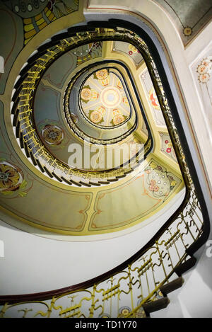 Riga, Lettonia - 25 Maggio 2019: scalinata a spirale nella costruzione di stile Art Nouveau e situato a Alberta Street, 12 Foto Stock