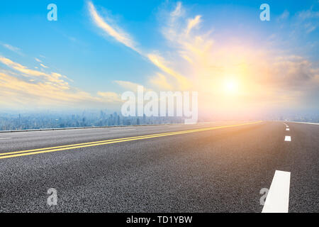 Empty highway road e moderno skyline della città di Shanghai, Cina Foto Stock