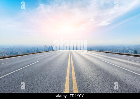 Empty highway road e moderno skyline della città di Shanghai, Cina Foto Stock