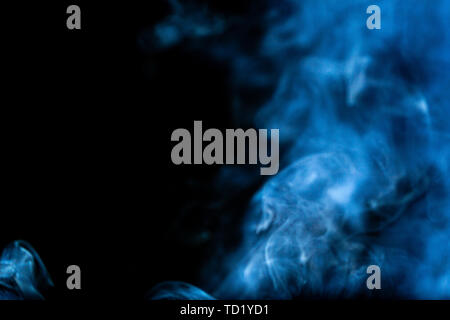Fumo blu su sfondo nero Foto Stock