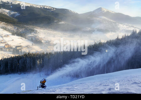 Cannone di neve su un pendio di un resort invernale Foto Stock