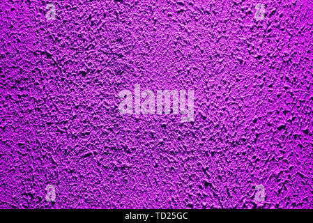 Illuminata della superficie ricoperta con un luminoso intonaco color porpora. Colore trend Foto Stock