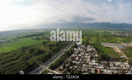 Riprese aeree campi e strade Foto Stock