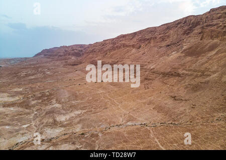 Vista del canyon dalla sommità del Masada parco nazionale, le rovine del palazzo del re Erode a Masada nel Mar Morto regione di Israele, canyon Foto Stock