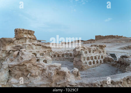 Rovine del Castello Herods in fortezza Masada, Israele. Le antiche rovine della fortificazione costruita sul pianoro sulla montagna che si affaccia sul Mar Morto. Famoso Foto Stock