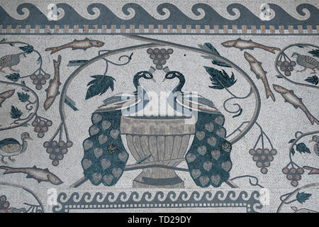 Pavimento a mosaico con figure di pavoni all'ingresso per la greco-ortodossa di San Photini chiesa costruita su pozzo di Giacobbe o Bir Ya'qub noto anche come per Giacobbe fontana e pozzo di Sicar nella città di Nablus in Cisgiordania, Israele Foto Stock