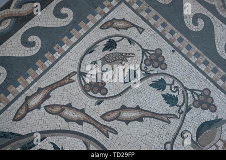 Pavimento a mosaico con figure di un anatra e pesci all'ingresso per la greco-ortodossa di San Photini chiesa costruita su pozzo di Giacobbe o Bir Ya'qub noto anche come per Giacobbe fontana e pozzo di Sicar nella città di Nablus in Cisgiordania, Israele Foto Stock