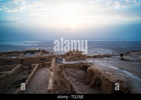 Masada è un antica fortezza fuori della costa sud occidentale del Mar Morto, in Israele. Nei pressi della città di Arad, a Ein Gedi Ein Bokek autostrada. Sunrise Foto Stock