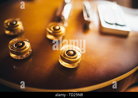 Close-up i dettagli della chitarra regolatori di manopole su brown sunburst corpo. Foto Stock