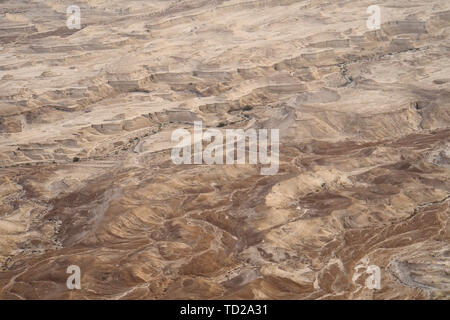 Vista aerea del deserto della Giudea situato sulla riva occidentale del fiume Giordano. Rive deserte del Mar Morto. Lo sfondo del deserto. canyon nel Foto Stock