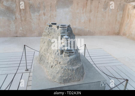 Un modello in miniatura del palazzo estivo del re Erode in fortezza zelot Masada, Israele. Visualizzazione del modello della montagna con il palazzo costruito sulla sua Foto Stock