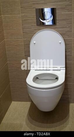 Tazza igienica nel WC. Servizi igienici in wc, vista dall'alto Foto Stock