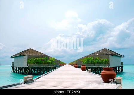 Isola Meeru Maldive Aprile 2019. - Incredibile tropical Overwater Bungalow Resort sulla spiaggia. Foto Stock