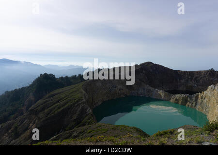 Panorama del lago kelimutu in Flores-Indonesia Kelimutu national park in un giorno chiaro. Il lago di acqua turchese e verde nero Foto Stock