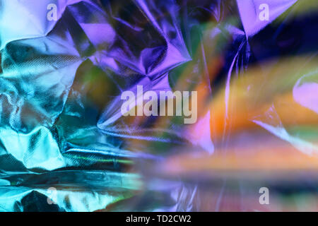 Moderno e bellissimo sfondo olografico di offuscata accartocciata foil. Trendy in stile anni '80. Wallpaper design. Foto Stock