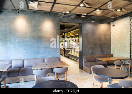 Minsk, Bielorussia - 29 Maggio 2019: interior shot della zona lounge del ristorante Foto Stock