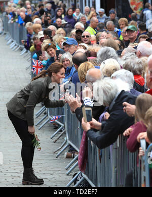 La Duchessa di Cambridge soddisfa i membri del pubblico mentre su un aborigeno in Keswick centro città nel corso di una visita in Cumbria. Foto Stock