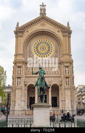 Parigi, Francia - 12 aprile 2019: L'Eglise Saint-Augustin de Paris - Chiesa di Sant'Agostino - Chiesa cattolica con la statua di Jeanne d'Arc in primo piano contro il cielo blu e le nuvole bianche Foto Stock