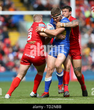 Leeds Rhino's Matt Parcell (centro) viene affrontato Foto Stock