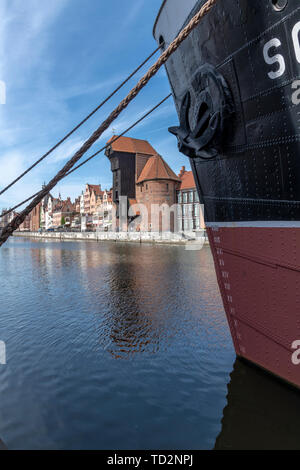 Iconico waterfront di Danzica. Il gigantesco edificio nel centro è la gru, risalente al XIV s. Ora parte del museo marittimo. Foto Stock