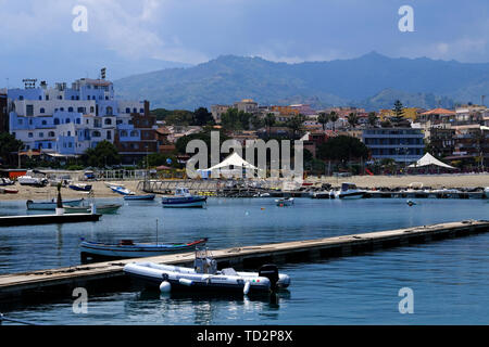 Yacht e Barche nella località di Baia di Giardini Naxos, Taormina, Sicilia, Italia Foto Stock