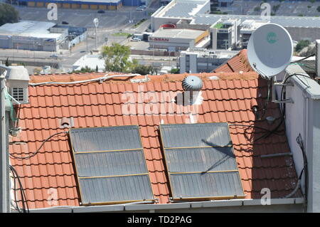 Calorifero di Acqua Solare collezionisti su un tetto. Fotografato a Haifa, Israele Foto Stock