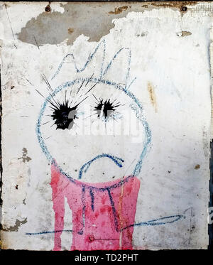 Gli Emoji di un triste ragazzo ingenuo graffiti pittura su una parete Foto Stock