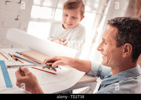 Biondo e figlio ascolto di suo padre buono nella geometria Foto Stock