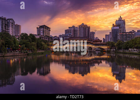 Chengdu Jinjiang Jiueyqiao ponte coperto tramonto Foto Stock