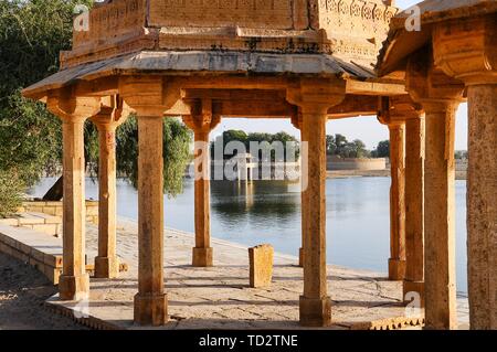 Gadi Sagar, Gadsisar Lago è una delle più importanti attrazioni turistiche in Jaisalmer, Rajasthan, India del Nord. Artisticamente scolpita templi e shrin Foto Stock